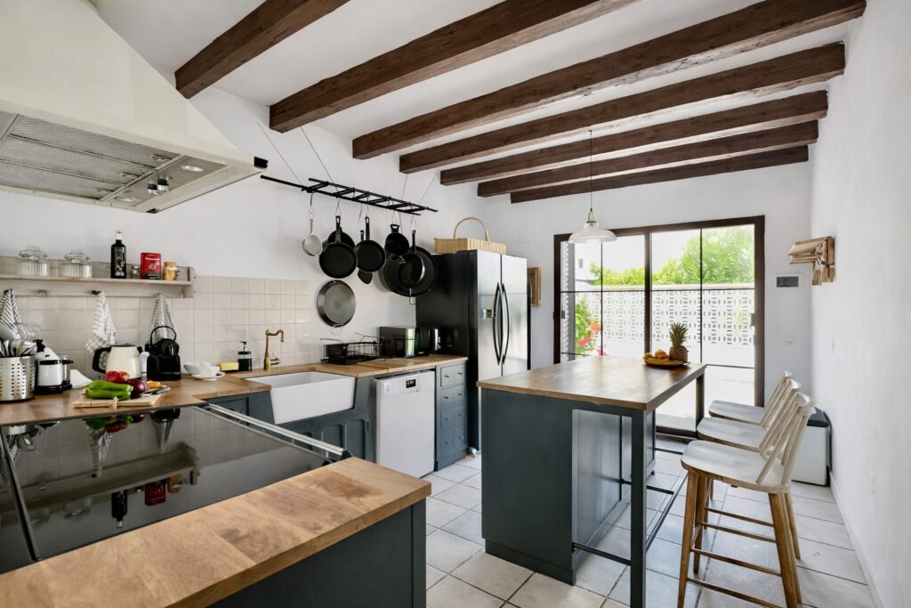 Kitchen with cooking island